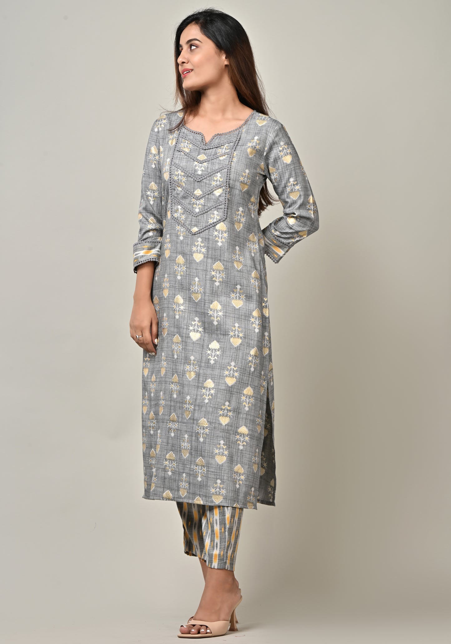 PUKHYA WOMEN'S GREY FOIL PRINTED STRAIGHT KURTA WITH PANTS VISCOSE