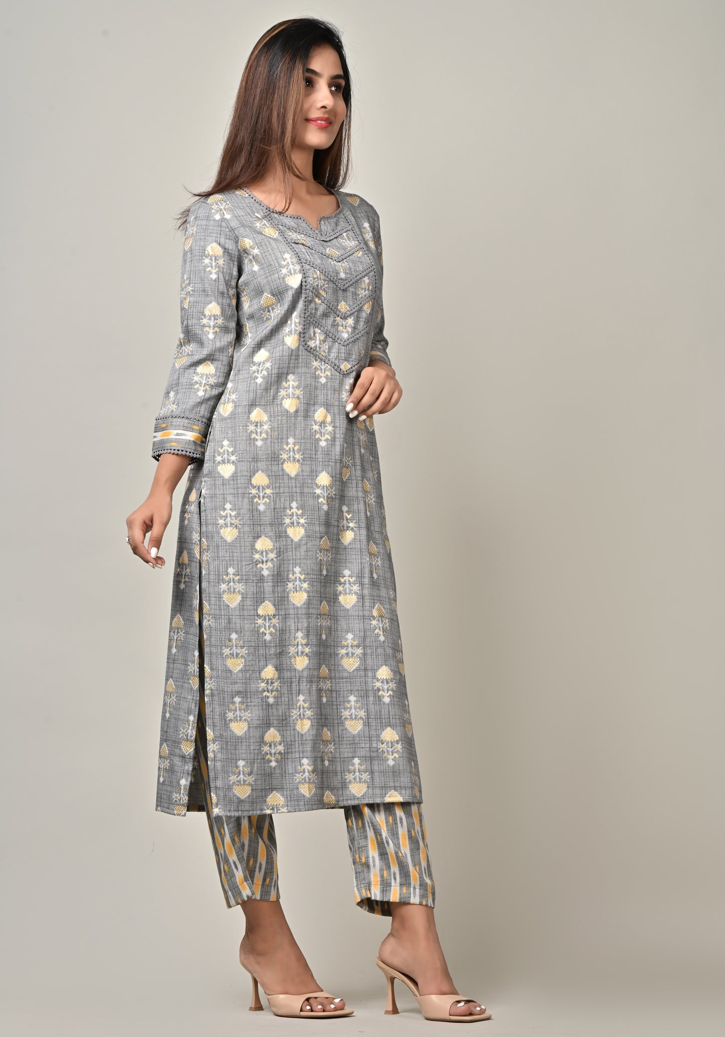 PUKHYA WOMEN'S GREY FOIL PRINTED STRAIGHT KURTA WITH PANTS VISCOSE