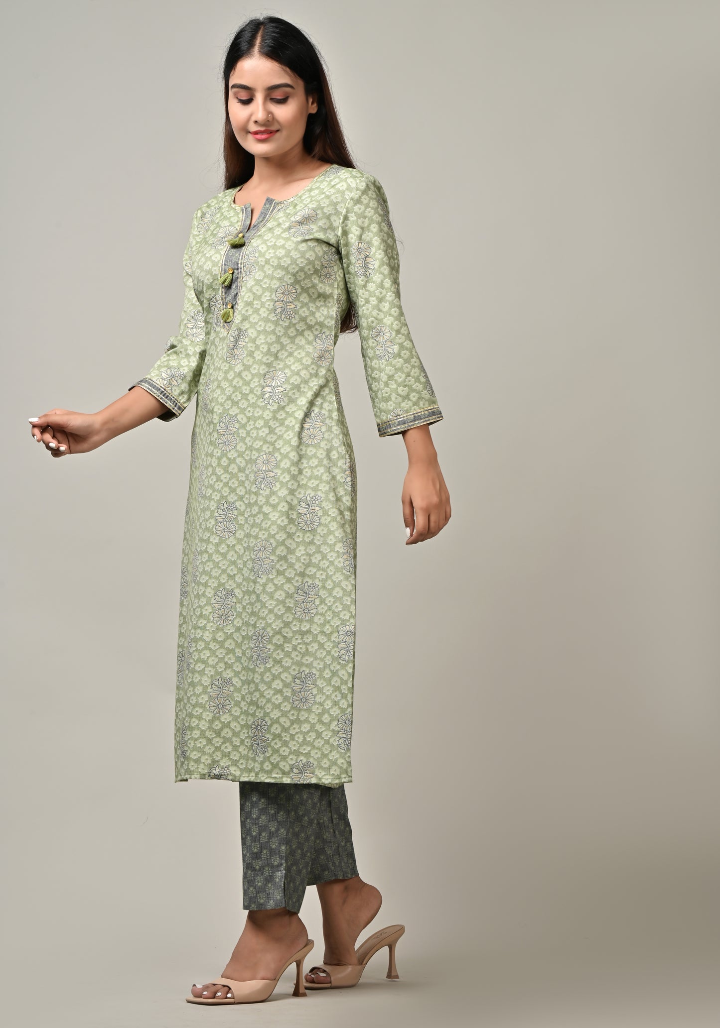 PUKHYA WOMEN'S GREEN FOIL PRINTED STRAIGHT KURTA WITH PANTS VISCOSE