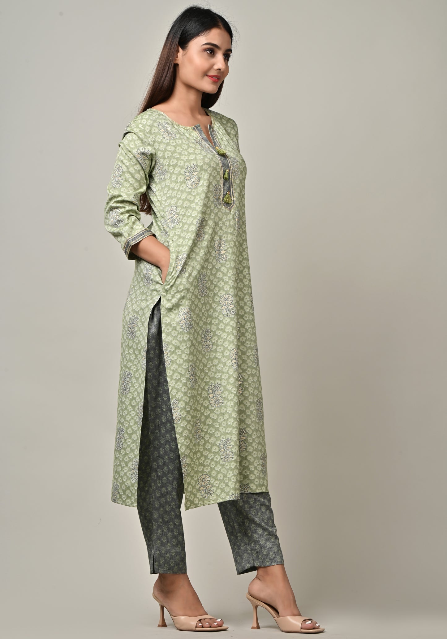 PUKHYA WOMEN'S GREEN FOIL PRINTED STRAIGHT KURTA WITH PANTS VISCOSE